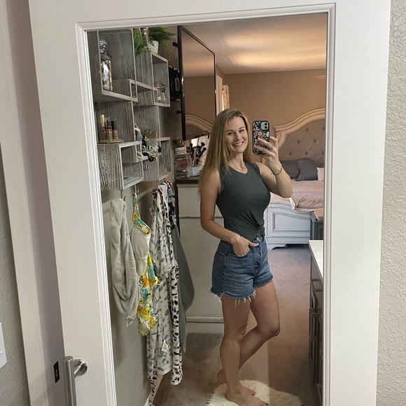 Meet your Posher, Kayla - Picture 3 of 4